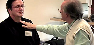 Gerhard Klügl behandelt einen Klienten